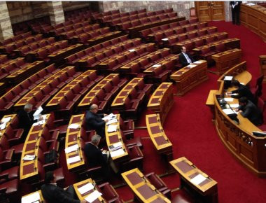 Παρουσία έστω και με τη βία στην Εξεταστική Επιτροπή για τον πρώην διευθυντή του ΚΕΕΛΠΝΟ